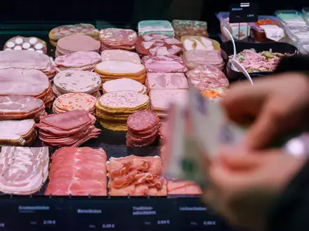 Bei Wurstwaren nahmen zuletzt sowohl Käuferreichweite als auch Absatzmenge ab. (Symbolbild) - Foto: Jan Woitas/dpa