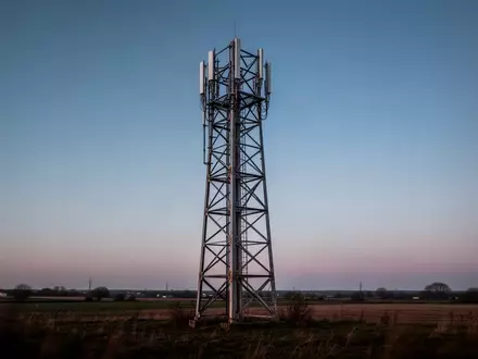 Ein moderner Funkturm vor einem klaren Dämmerungshimmel als Symbol für Netzwerksicherheit und digitale Infrastruktur. - Foto: über boerse-global.de