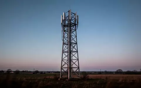Ein moderner Funkturm vor einem klaren Dämmerungshimmel als Symbol für Netzwerksicherheit und digitale Infrastruktur. - Foto: über boerse-global.de