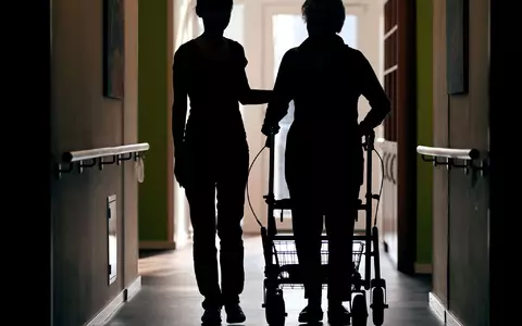 Noch ist eine Pflegereform nur in Konturen erkennbar, vieles ist noch strittig. (Symbolbild) - Foto: Oliver Berg/dpa