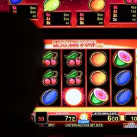 Ein Spielautomat in einer legalen Spielothek. Viele andere Automaten sind hingegen illegal im Einsatz. - Foto: Wolf von Dewitz/dpa