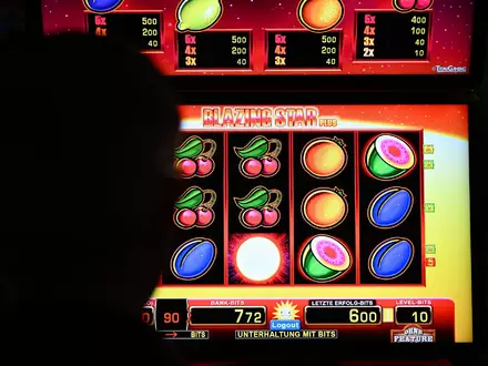 Ein Spielautomat in einer legalen Spielothek. Viele andere Automaten sind hingegen illegal im Einsatz. - Foto: Wolf von Dewitz/dpa