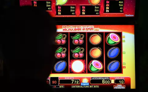 Ein Spielautomat in einer legalen Spielothek. Viele andere Automaten sind hingegen illegal im Einsatz. - Foto: Wolf von Dewitz/dpa