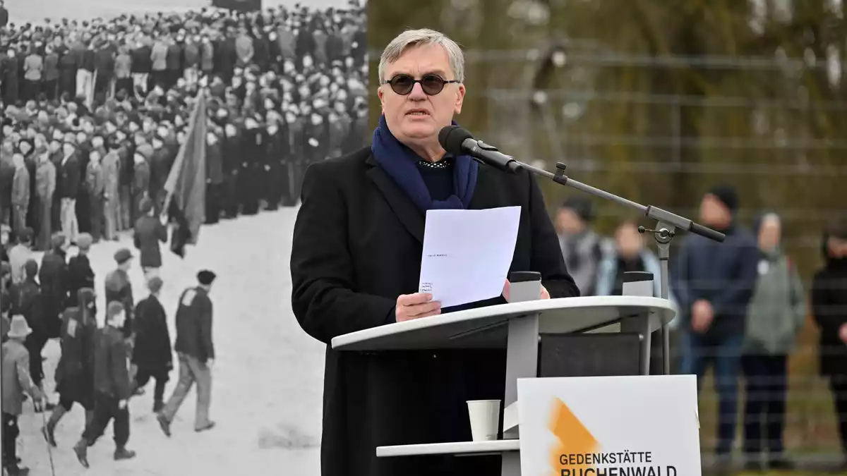 Hape Kerkeling hat eine vielbeachtete Rede zum Jahrestag der Befreiung des Konzentrationslagers Buchenwald bei Weimar gehalten. (Archivbild) - Bild: Martin Schutt/dpa