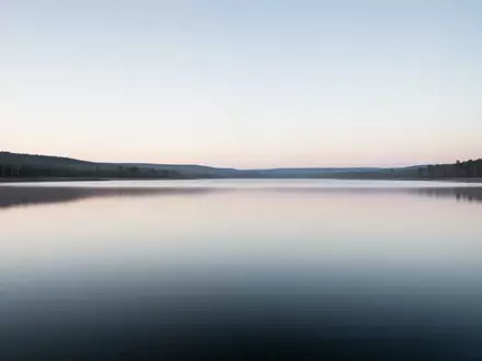 Eine ruhige Seenlandschaft bei Tagesanbruch, die Stabilität und mentale Klarheit symbolisiert. - Foto: über boerse-global.de
