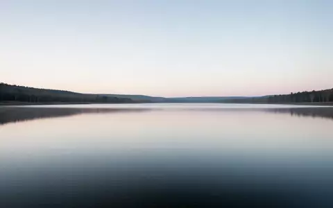 Eine ruhige Seenlandschaft bei Tagesanbruch, die Stabilität und mentale Klarheit symbolisiert. - Foto: über boerse-global.de