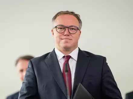Thüringens Ministerpräsident Mario Voigt (CDU) dringt auf eine programmatische Neuaufstellung seiner Partei nach drei Wahlniederlagen bei Landtagswahlen. (Archivbild) - Foto: Jacob Schröter/dpa