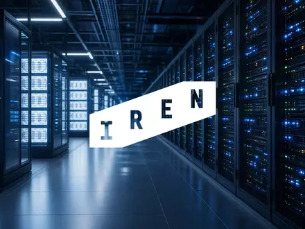 Modernes Rechenzentrum mit leuchtenden Server-Racks in einer atmosphärischen, industriellen Umgebung. - Foto: über boerse-global.de