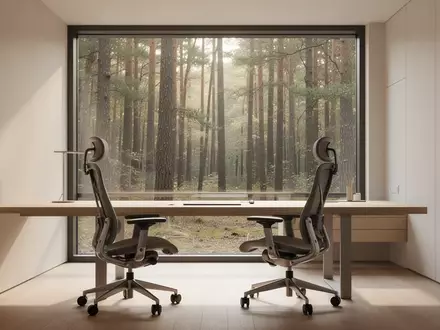 Ein minimalistisch eingerichteter, aufgeräumter Arbeitsplatz mit Holztisch und Blick in einen sonnigen Wald. - Foto: über boerse-global.de