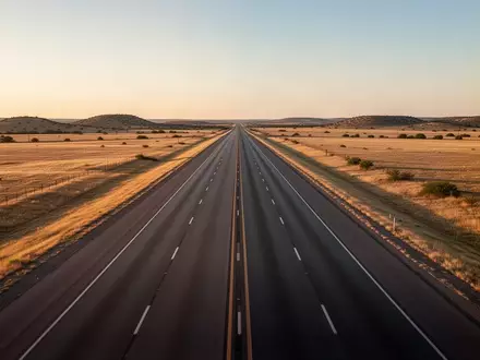 Eine leere, weite Autobahn in einer texanischen Landschaft bei Dämmerung, die als Teststrecke für autonome Logistik dient. - Foto: über boerse-global.de
