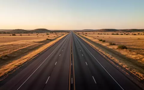 Eine leere, weite Autobahn in einer texanischen Landschaft bei Dämmerung, die als Teststrecke für autonome Logistik dient. - Foto: über boerse-global.de
