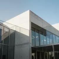 Ein modernes, minimalistisches Behördengebäude mit klaren architektonischen Linien und großen Glasfronten bei Tageslicht. - Foto: über boerse-global.de