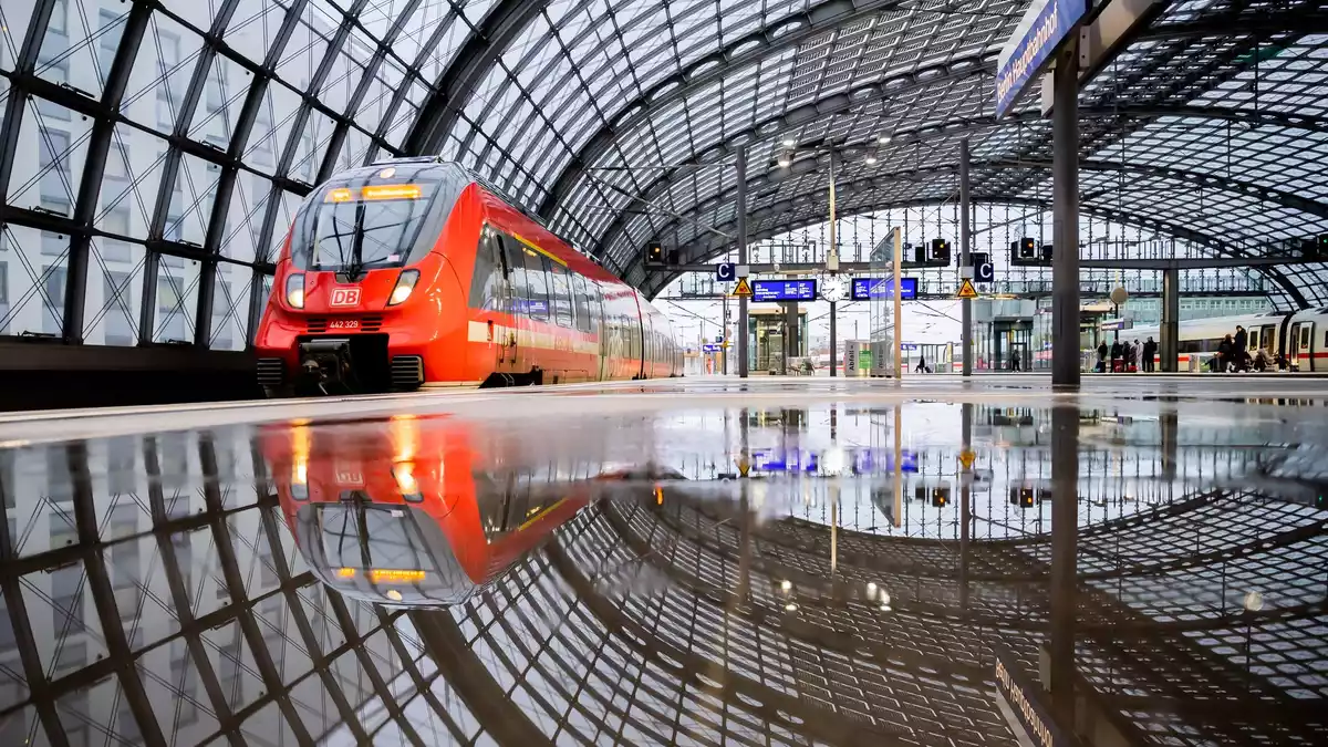 Tarifsysteme im Nahverkehr haben oft komplizierte Zonen und Ticketvarianten. (Archivbild) - Bild: Christoph Soeder/dpa/dpa-tmn