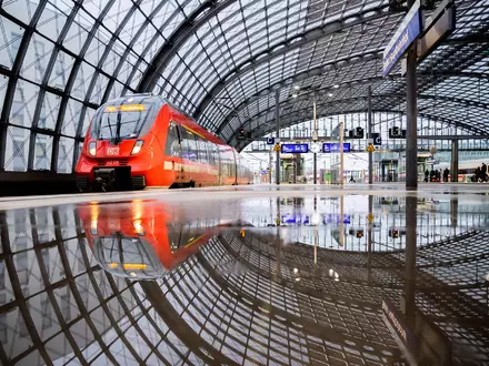 Tarifsysteme im Nahverkehr haben oft komplizierte Zonen und Ticketvarianten. (Archivbild) - Foto: Christoph Soeder/dpa/dpa-tmn
