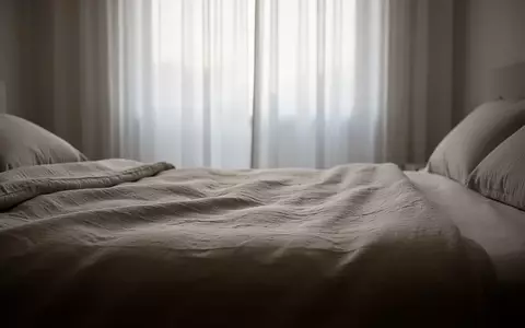 Ein minimalistisch gestaltetes, ruhiges Schlafzimmer mit sanftem Tageslicht, das eine entspannte Atmosphäre vermittelt. - Foto: über boerse-global.de