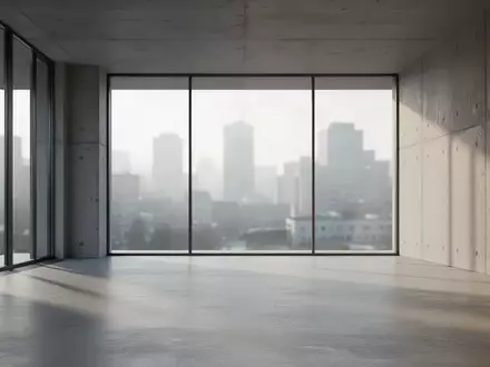Ein minimalistischer, leerer Industriebau mit großen Glasfronten und einfallendem Tageslicht. - Foto: über boerse-global.de