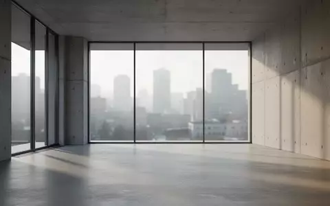 Ein minimalistischer, leerer Industriebau mit großen Glasfronten und einfallendem Tageslicht. - Foto: über boerse-global.de