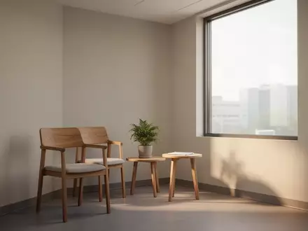 Ein leerer, minimalistischer Wartebereich in einer Praxis mit schlichtem Holzstuhl und einer Pflanze vor einem Fenster. - Foto: über boerse-global.de