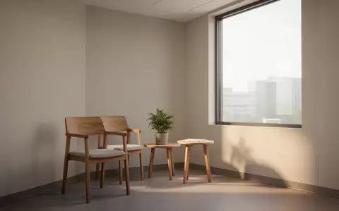Ein leerer, minimalistischer Wartebereich in einer Praxis mit schlichtem Holzstuhl und einer Pflanze vor einem Fenster. - Foto: über boerse-global.de