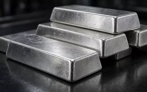 Glänzende Silberbarren auf einer dunklen, reflektierenden Oberfläche in einer professionellen, neutralen Umgebung. - Foto: über boerse-global.de