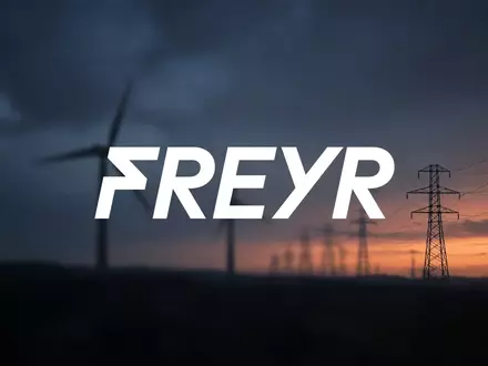 Abstrakte Darstellung von Windkraftanlagen und Energieinfrastruktur in einer düsteren, atmosphärischen Abenddämmerung. - Foto: über boerse-global.de
