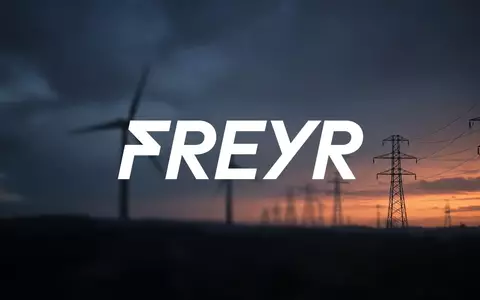 Abstrakte Darstellung von Windkraftanlagen und Energieinfrastruktur in einer düsteren, atmosphärischen Abenddämmerung. - Foto: über boerse-global.de