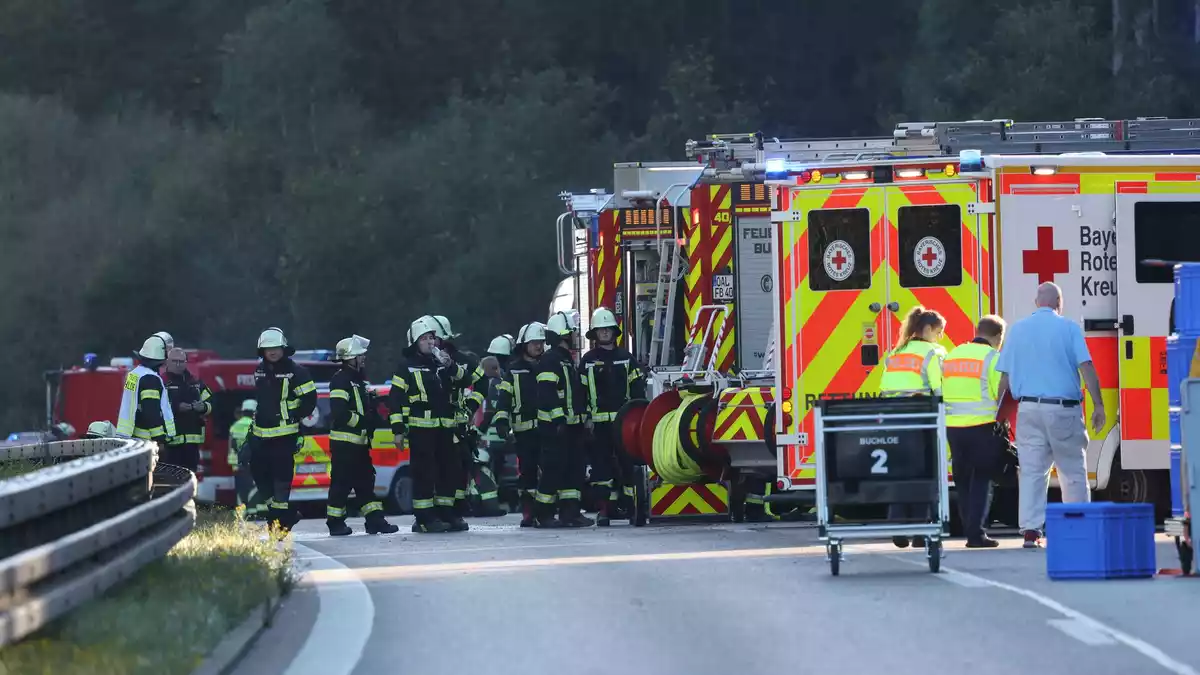 Der Reisebus kippte am Morgen um. Die Polizei ist im Einsatz. - Bild: Karl-Josef Hildenbrand/dpa