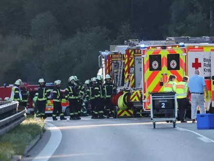 Der Reisebus kippte am Morgen um. Die Polizei ist im Einsatz. - Foto: Karl-Josef Hildenbrand/dpa