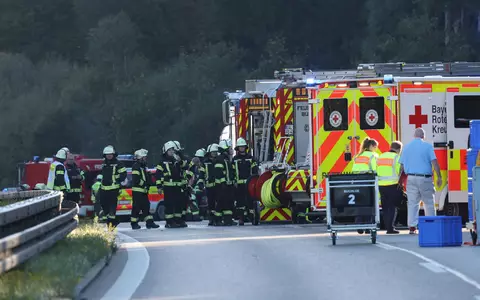 Der Reisebus kippte am Morgen um. Die Polizei ist im Einsatz. - Foto: Karl-Josef Hildenbrand/dpa