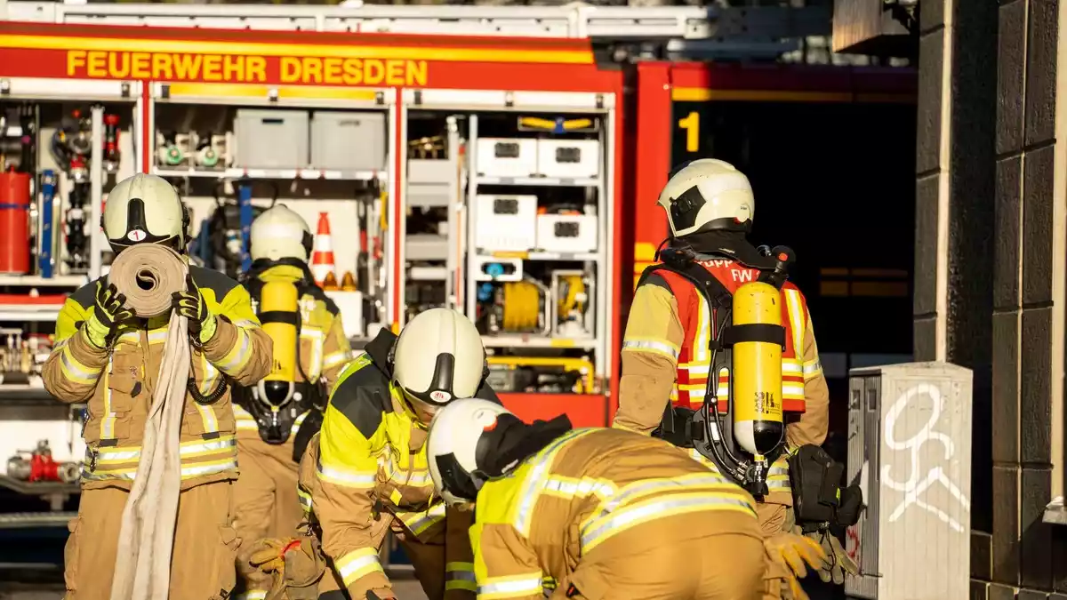 FW Dresden: Brand eines Müllhaufens in einem Entsorgungsbetrieb führt zu starker Rauchentwicklung - Bild: presseportal.de