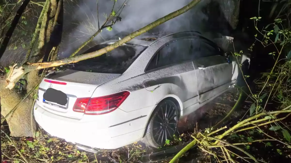 FW Bad Oeynhausen: Verkehrsunfall - Alleinunfall eines PKW - Bild: presseportal.de