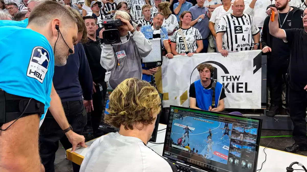 Die Überprüfung der letzten Szene des Derbys sorgte beim THW Kiel für Ärger und Unverständnis. - Bild: Frank Molter/dpa