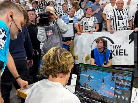 Die Überprüfung der letzten Szene des Derbys sorgte beim THW Kiel für Ärger und Unverständnis. - Foto: Frank Molter/dpa