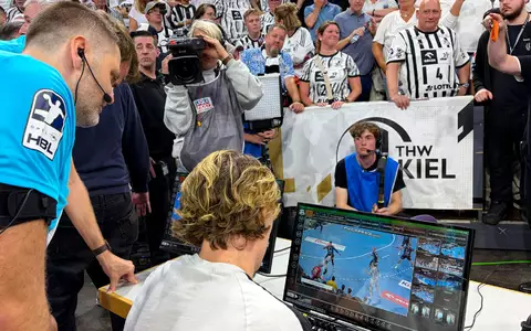 Die Überprüfung der letzten Szene des Derbys sorgte beim THW Kiel für Ärger und Unverständnis. - Foto: Frank Molter/dpa