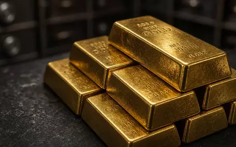 Gestapelte Goldbarren in einem Tresorraum mit weicher Beleuchtung. - Foto: über boerse-global.de