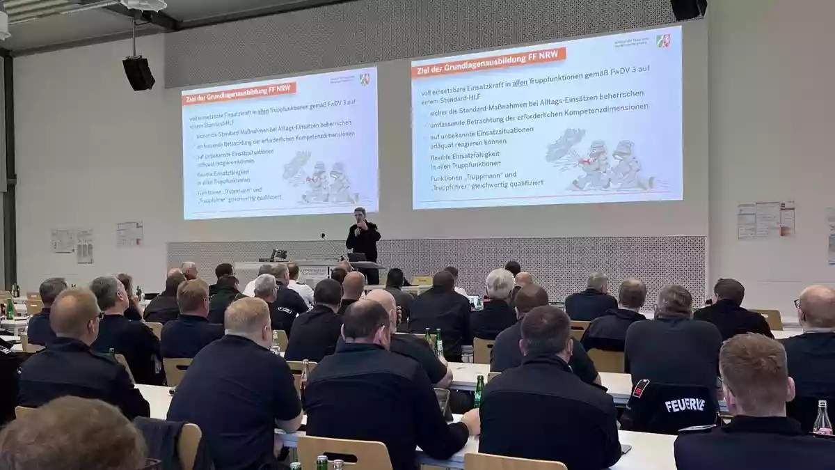 FW Kreis Soest: Neue Grundlagenausbildung: Gemeinsam für den Einsatz gerüstet / ARGE SCHU informiert Führungskräfte und Ausbilder - Bild: presseportal.de