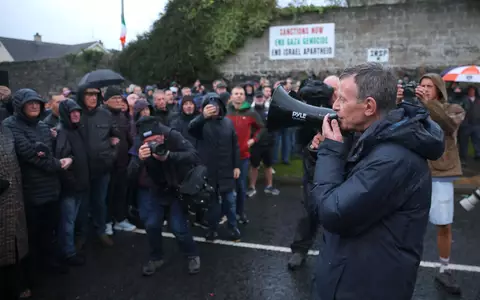 Gegendemonstranten blockieren die Garvaghy Road - die Parade konnte deshalb zunächst nicht starten.  - Foto: Peter Morrison/PA Wire/dpa