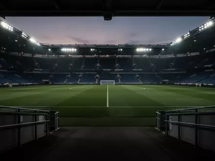 Ein leeres, nĂ€chtliches FuĂballstadion bei DĂ€mmerung, das die AtmosphĂ€re von Stille und mentaler Reflexion vermittelt. - Foto: ĂŒber boerse-global.de