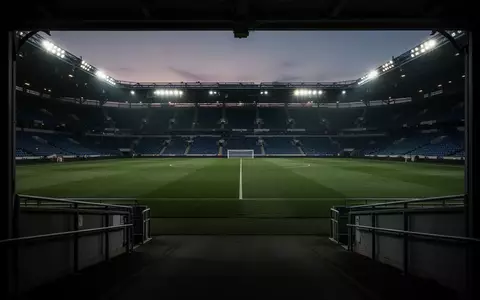 Ein leeres, nächtliches Fußballstadion bei Dämmerung, das die Atmosphäre von Stille und mentaler Reflexion vermittelt. - Foto: über boerse-global.de