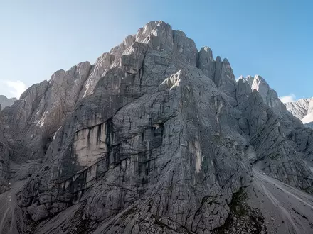 Steile, raue Kalksteinwand der Kirchlispitze im Rätikon unter blauem Himmel. - Foto: über boerse-global.de