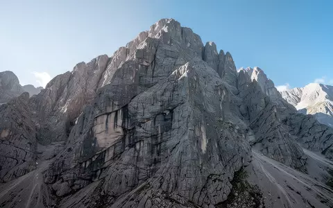 Steile, raue Kalksteinwand der Kirchlispitze im Rätikon unter blauem Himmel. - Foto: über boerse-global.de