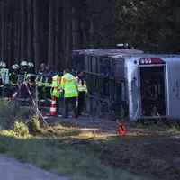 Ein Reisebus ist bei Buchloe im Allgäu von der A96 abgekommen. - Foto: Karl-Josef Hildenbrand/dpa