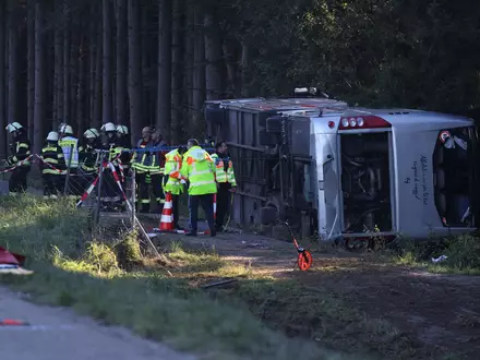 Ein Reisebus ist bei Buchloe im Allgäu von der A96 abgekommen. - Foto: Karl-Josef Hildenbrand/dpa