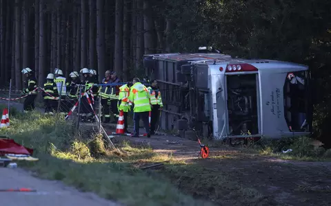 Ein Reisebus ist bei Buchloe im Allgäu von der A96 abgekommen. - Foto: Karl-Josef Hildenbrand/dpa