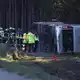 Ein Reisebus ist bei Buchloe im Allgäu von der A96 abgekommen. - Bild: Karl-Josef Hildenbrand/dpa