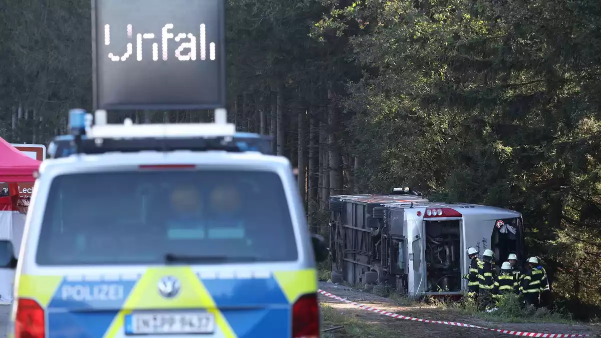 Der Bus kippte am Morgen gegen 6.00 Uhr um. Ein Großaufgebot an Rettungskräften war im Einsatz. - Bild: Karl-Josef Hildenbrand/dpa