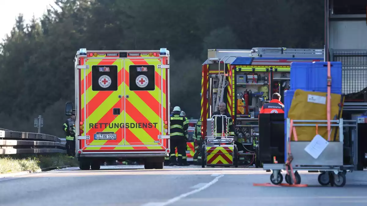 Die A96 wurde für die Bergungsarbeiten in beiden Richtungen voll gesperrt. - Bild: Karl-Josef Hildenbrand/dpa