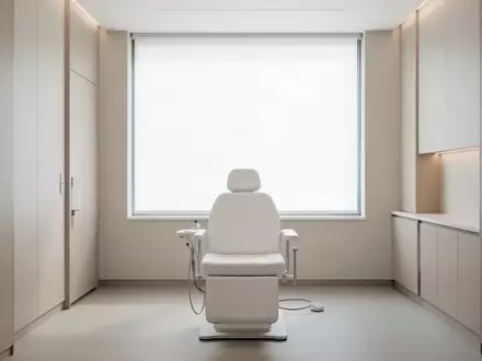 Ein minimalistischer, heller Behandlungsraum in einer medizinischen Einrichtung mit einem leeren Untersuchungsstuhl. - Foto: über boerse-global.de