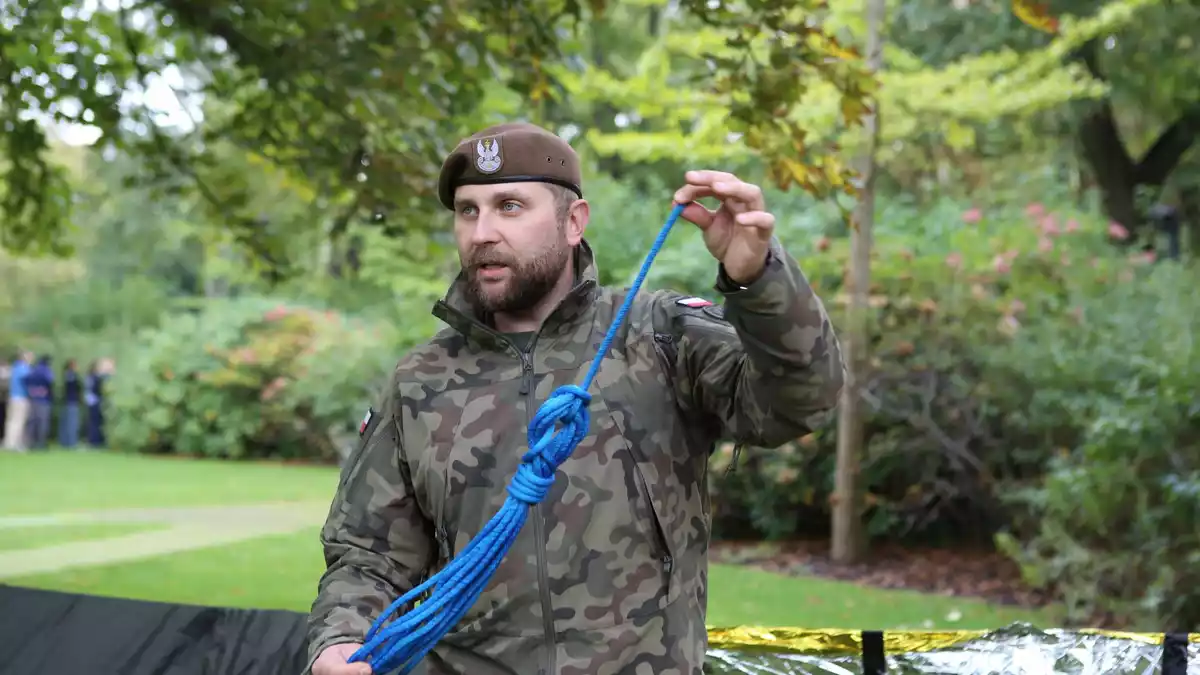 Soldat Michal Szubert von Polens Territorialstreitkräften erklärt, die man sich draußen schützen kann.  - Bild: Doris Heimann/dpa