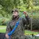 Soldat Michal Szubert von Polens Territorialstreitkräften erklärt, die man sich draußen schützen kann.  - Bild: Doris Heimann/dpa